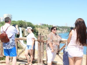 Antalya Sezonu 2 Milyona Yakın Turistle Açtı