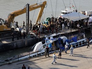 Tuna Nehri’nde Batan Yolcu Teknesi Çıkarılıyor