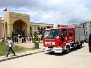 Fakülte Kütüphanesinin Tavanındaki Sıva Düştü: 1 Öğrenci Yaralı