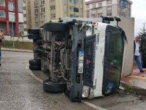 Samsun’da Ev Eşyası Taşıyan Kamyon Devrildi: 4 Yaralı