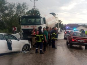 Otomobil İle Beton Mikseri Çarpıştı: 6 Yaralı