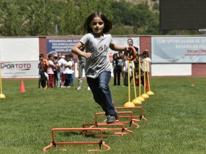 Gümüşhane Yeni Şehir Stadyumu’nda Çocuk Oyunları Şenliği