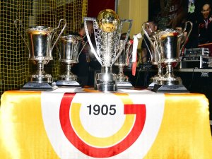 Galatasaray’ın Kupaları Divanda Sergilendi