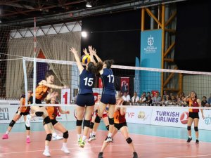 Yıldız Kızlar Voleybol Derbisini Fenerbahçe Kazandı
