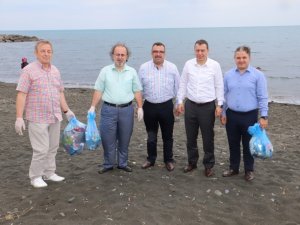Ellerinde Poşetlerle Plajı Çöplerden Temizlediler