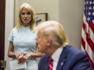Donald Trump’tan Danışmanı Comway’i Kovması İstendi