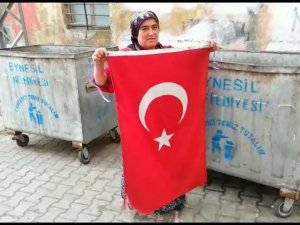 "Bunun Yeri Çöp Değil, Başımızın Üstü" Dedi, Çöpte Bulduğu Türk Bayrağını Evinin Kapısına Astı