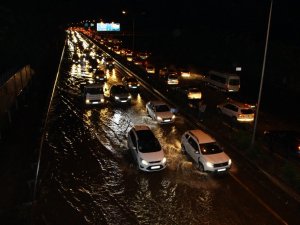 Trabzon’da Şiddetli Yağış Sonrası Yollar Göle Döndü