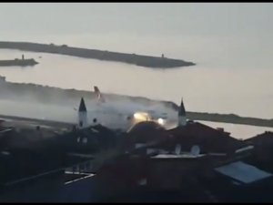 Trabzon’da Şiddetli Yağış Sonrası Göle Dönen Piste Uçak Böyle İndi