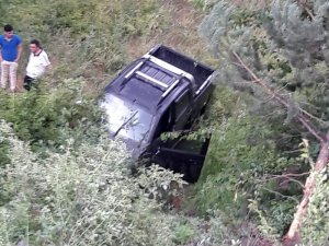 Yağış Nedeniyle Kayganlaşan Yoldan Dereye Uçtular: 3 Yaralı