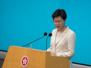 İstifası İstenen Hong Kong Lideri Halktan Yeniden Özür Diledi