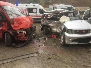 Yolcu Minibüsü İle Jeep Çarpıştı:1’i Ağır 13 Yaralı