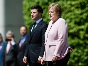 Merkel Neden Titredi ?