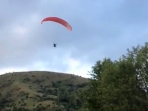 Havadaki Paraşütçüyü Gören Gençlerin Şiveli Konuşmaları Güldürdü