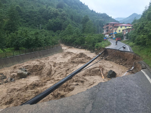 Trabzon'un Yomra-Özdil karayolu heyelan nedeniyle ulaşıma kapandı