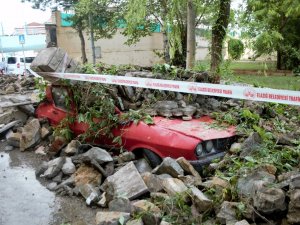 Kuvvetli Yağış İstinat Duvarını Yıktı, 7 Araç Zarar Gördü