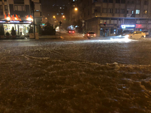 Trabzon'da şiddetli yağış hayatı olumsuz etkiliyor