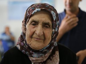 106 Yaşındaki Asırlık Nine Her Ay Maaşını Kendisi Çekiyor