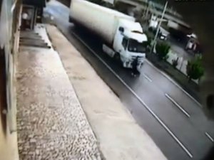 Kendini Tır’ın Önüne Attı