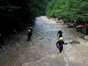 Jak Timleri’nin Araklı’daki Selde Kaybolan 3 Vatandaşı Bulmak İçin Canla Başla Verdiği Mücadele Havadan Böyle Görüntülendi
