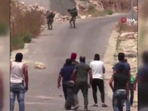 Filistinli Gençler Tam Teçhizatlı İsrail Askerlerini Taşlayarak Kovaladı