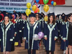 Üç Üniversite Bitirdi Ama Okuma Azmi Bitmedi