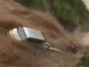Çin’de Sel Suları Araçları Sürükledi