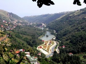 Başkan Ekim: "Doğu Karadeniz Bölgesi’ne Yolu Düşenlerin Geçmişi Çok Uzak Olmayan Sera Heyelan Set Gölünü Görmesi Gerekir"
