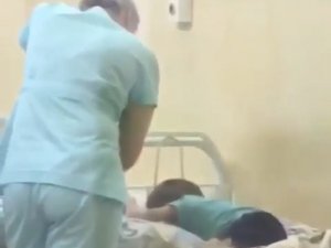 Hemşire Tedavi Gören Çocuğu Yatağa Bağladı