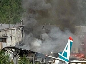 Rusya’da Pistten Çıkan Uçak Binaya Çarptı: 2 Ölü