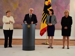 Merkel Yine Titrerken Görüntülendi