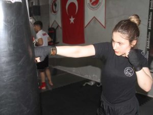 Elif, Kick Boks’ta Milli Takım’a Yükselmek İstiyor