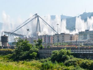 İtalya’da 43 Kişiye Mezar Olan Köprü Kontrollü Şekilde Yıkıldı
