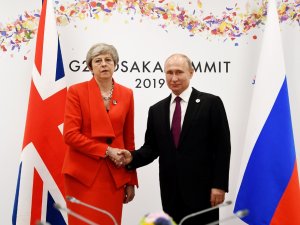 İngiltere Başbakanı May, Putin’i Uyardı