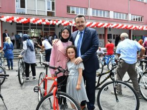 Ortahisar Belediyesi, 61 Öğrenciye 61 Bisiklet Hediye Etti