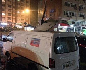 Şiddetli Rüzgarda Aracın Üzerine Çanak Anten Düştü