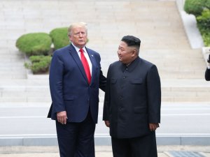 Trump Ve Kim Silahsızlandırılmış Bölgede Buluştu