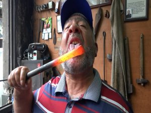 900 Derecede Kızdırılan Demiri Yalayıp Ardından Türkü Söyledi