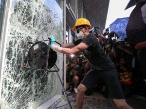Hong Kong Protestolarında Tansiyon Yükseliyor