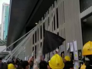 Hong Kong’da Protestocular Yasama Meclisini İstila Etti
