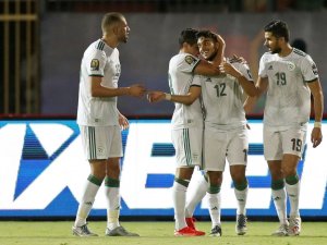 Slimani Cezayir’i Sırtladı