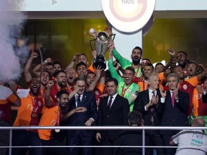 Şampiyon Galatasaray Sahaya İniyor
