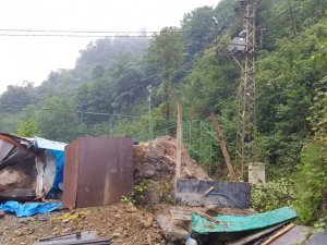 Uzungöl Yolu Üzerinde Bulunan Kayalar Temizlendi