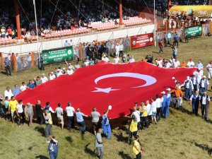 Kırkpınar’da Dev Türk Bayrağı Açıldı