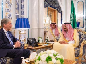 Suudi Arabistan Kralı, İngiliz Maliye Bakanı İle Görüştü