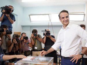 Yunanistan Seçimlerini Miçotakis Önde Tamamladı