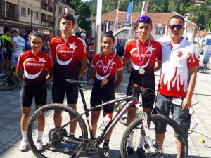 Kayserili Sporcular Türk Bayrağı’nı Sırbistan’da Dalgalandırdı