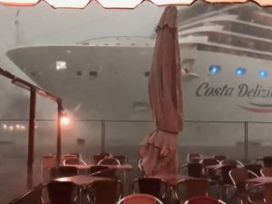İtalya’da Gemi Faciası Kıl Payı Atlatıldı