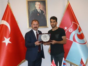Trabzonspor’dan Vahid Amiri’ye Veda Plaketi