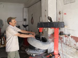 Oto Lastikçinin Kargayla Dostluğu Görenleri Şaşırtıyor